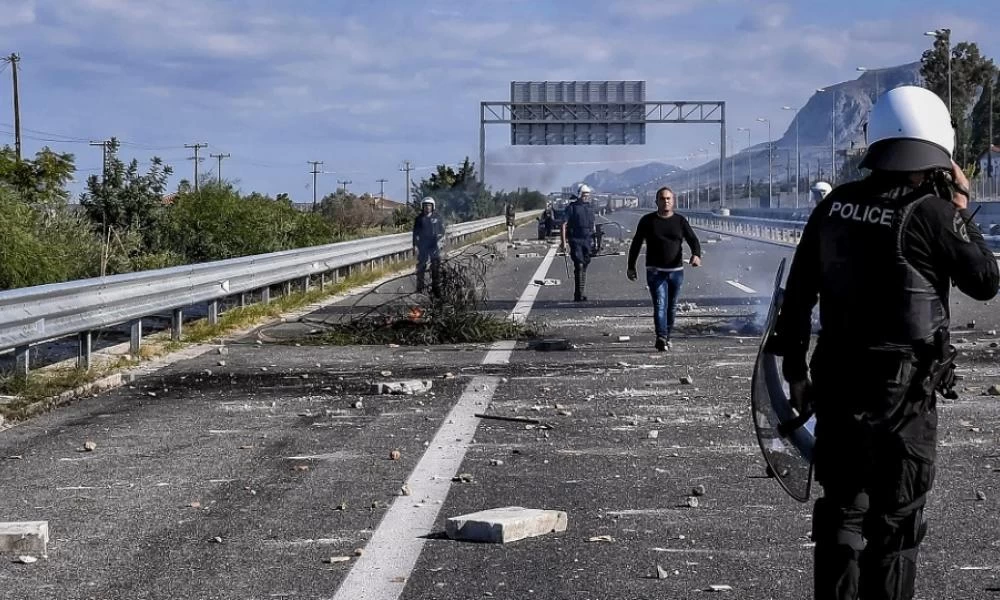 Άνοιξε η εθνική οδός Κορίνθου-Πατρών - Αποχώρησαν οι Ρομά
